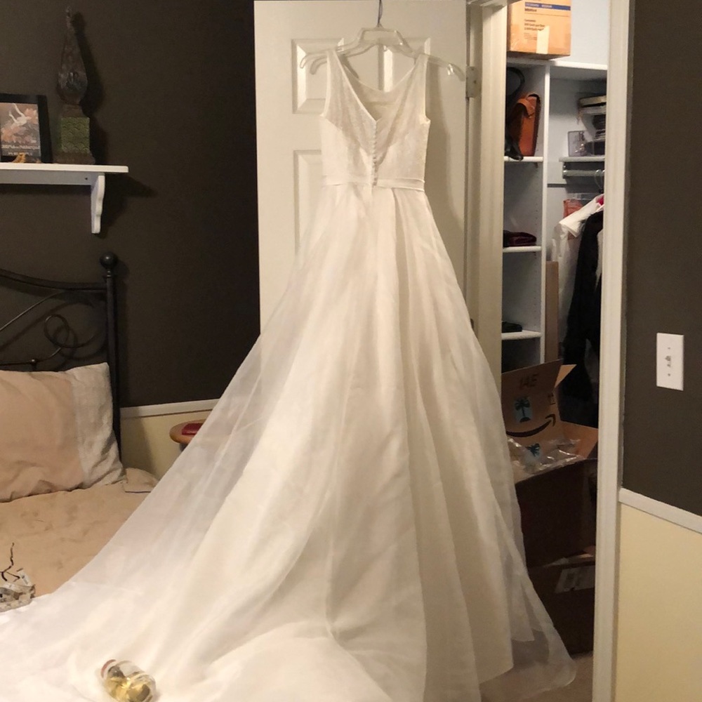 Size 4 Wedding Dress Ivory. New and beautiful. - Picture 3 of 8